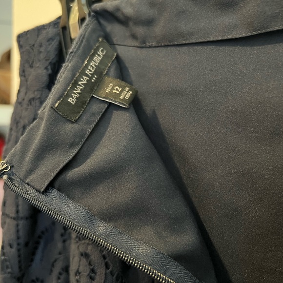 Navy blue Banana Republic lace mini skirt Size 12P - Picture 3 of 3